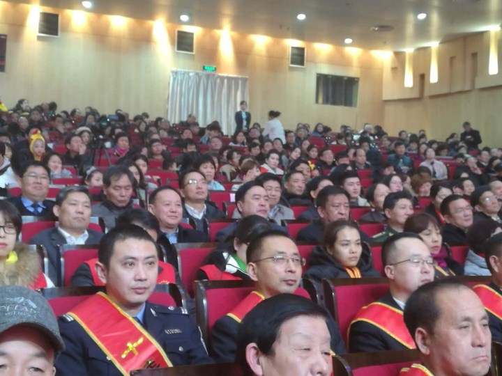 2-趙振元同志與袁三軍市委書記、市人大主任李明楨、市政協(xié)主席談得勝、駐鞏義部隊首長等一起觀看晚會.jpg