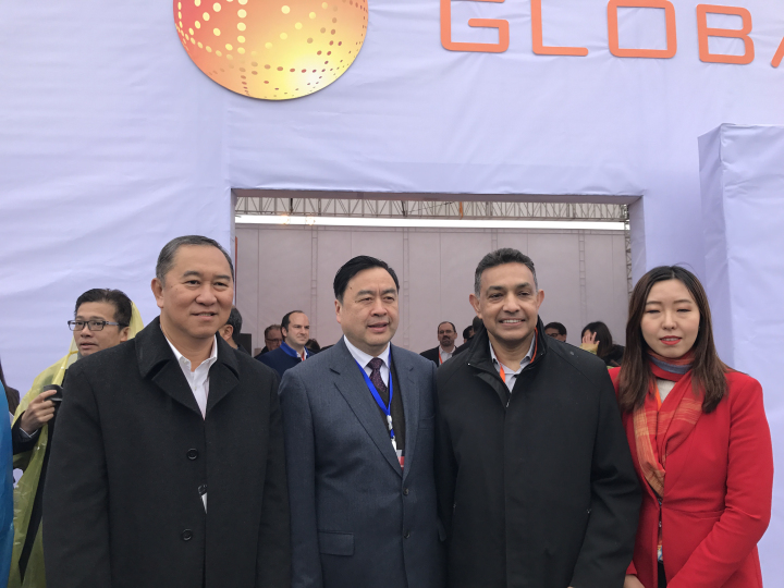 3-趙振元與格羅方德全球首席執(zhí)行官桑杰.賈（右二）、副總裁洪啟財（左一）等親切合影.jpg