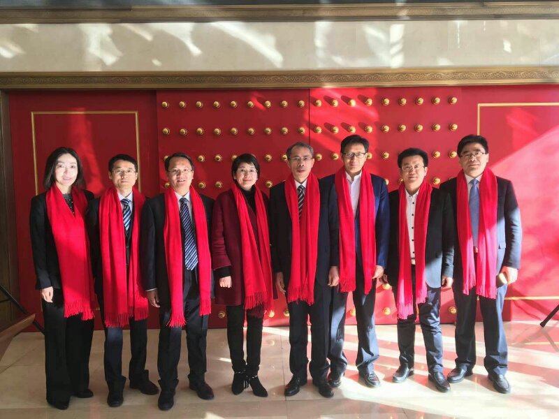 3-胡宏峻董事長(zhǎng)、薛源總經(jīng)理、王進(jìn)所長(zhǎng)、余才志副院長(zhǎng)、季超副院長(zhǎng)等在掛牌儀式上親切合影.jpg