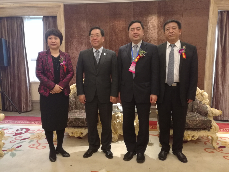 9-趙振元與袁三軍（右一）、孫淑芳（左一）、李中航（左二）親切合影.jpg