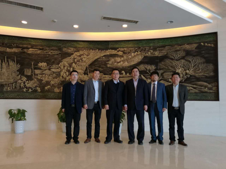 9-趙振元、周安舉、賀奎田、郭明偉與與中天集團(tuán)總裁薛馳、中天科技新能源產(chǎn)業(yè)鏈總經(jīng)理曹紅彬親切合影.jpg