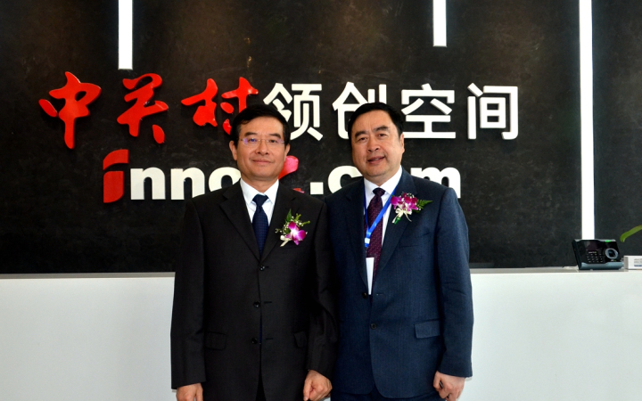 22-趙振元同志與成都市政協(xié)副主席、黨組副書記郝康理親切合影.jpg
