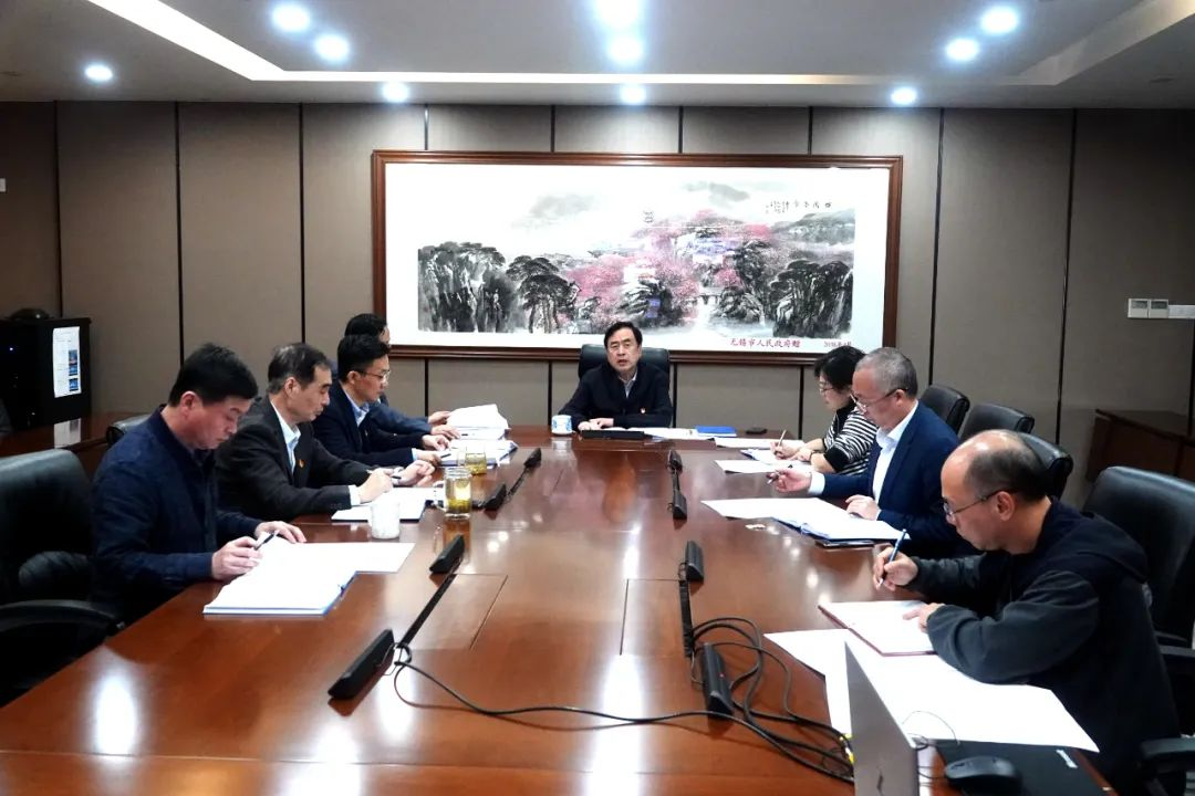 趙振元在黨委中心組學(xué)習(xí)二十大報(bào)告會(huì)上提出三個(gè)工作要點(diǎn)：第一堅(jiān)持十年來(lái)的正確路線；第二開(kāi)啟新的一百年征程；第三堅(jiān)持電子和新能源領(lǐng)域外開(kāi)辟更多新的賽道_副本.png